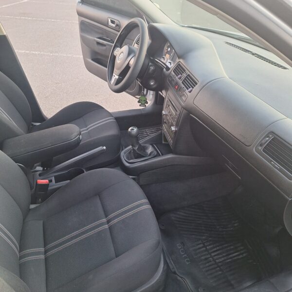 DISPONIBLE - VW Bora Trendline 2.0 - Manual - 2013 - Imagen 9