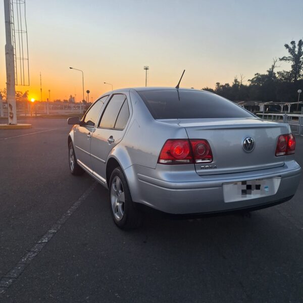 DISPONIBLE - VW Bora Trendline 2.0 - Manual - 2013 - Imagen 2
